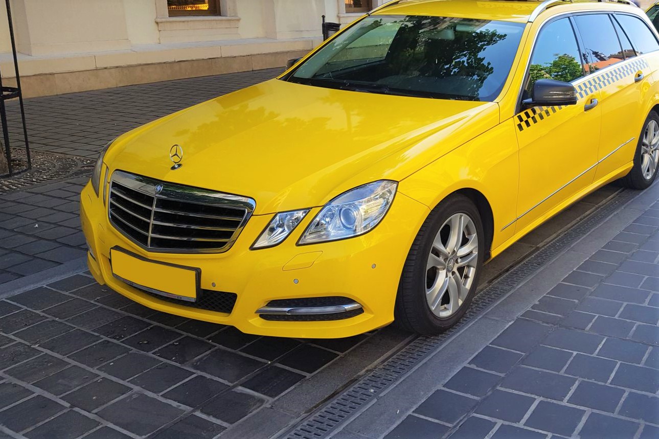 Такси мерседес. Желтый Мерседес е 212. W212 Taxi. Желтый Мерседес 220. Mercedes s class такси.